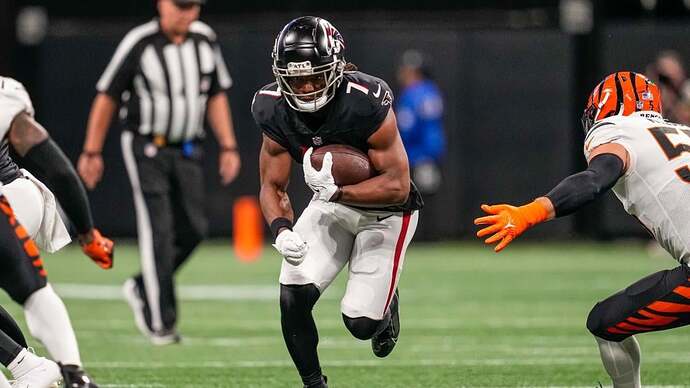 Falcons first-round RB Bijan Robinson dazzles in preseason debut